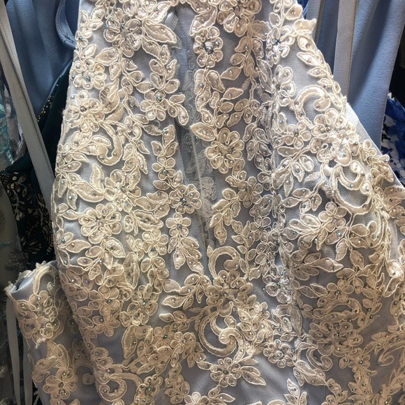 Light blue gown - Picture 2 of 5